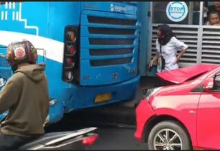Mobil Tabrak Transjakarta di Halte Pasar Kramat Jati