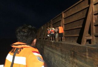 Kapal Tongkang Bocor di Laut Jawa, 8 ABK Dievakuasi