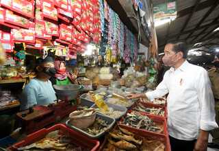 Jokowi Blusukan di Pasar Cibinong dan Pasar Gunung Batu