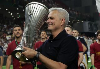 Liga Italia: Viral, Video Jose Mourinho Kemudikan Bus Roma
