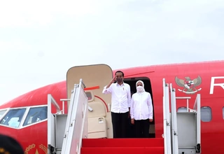 Presiden Jokowi dan Ibu Negara Mendarat di Jayapura