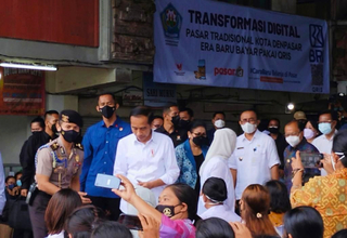 Wali Kota Denpasar Dampingi Presiden Jokowi Serahkan Bansos