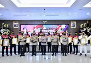 Kapolri Beri Pin Emas kepada 15 Atlet Polri Berprestasi di SEA Games Vietnam