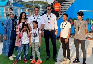Anies Baswedan Saksikan Formula E Jakarta Bersama Keluarga