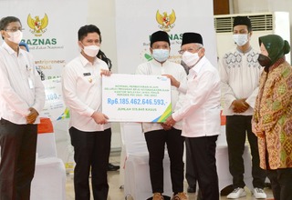 Wapres Serahkan Manfaat Program BP Jamsostek Rp 2,2 Miliar di Surabaya