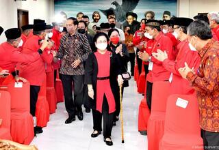 Di Hadapan Megawati, Jokowi Curhat soal Dana Desa Rp 468 T