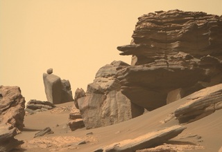 Wahana NASA Temukan Batu Seimbang dan Kepala Ular di Mars