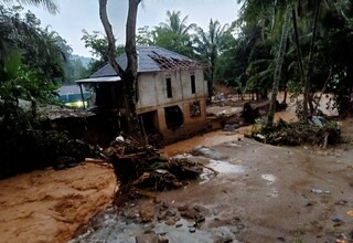 Jembatan Putus, Korban Banjir Bandang Pamijahan Terisolasi