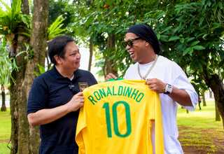 Airlangga Hartarto Bincang Santai dengan Ronaldinho