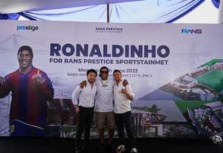 Ronaldinho Hibur Pengunjung di RANS Prestige Sportstainment