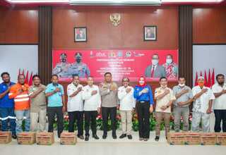 Bantuan Paket Sembako Kapolri Disalurkan untuk Buruh di Ternate