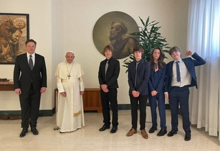 Elon Musk dan Empat Anaknya Bertemu dengan Paus Fransiskus