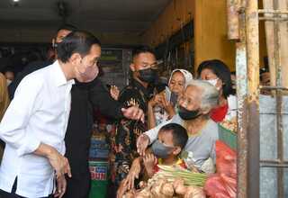 Jokowi Bagikan Bansos dan Tinjau Harga Pangan di Pasar Peterongan