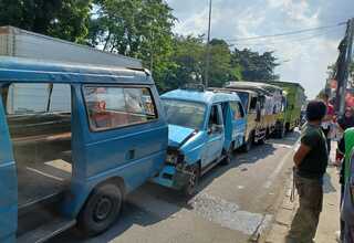 6 Kendaraan Terlibat Tabrakan Beruntun di Jalan Raya Bogor