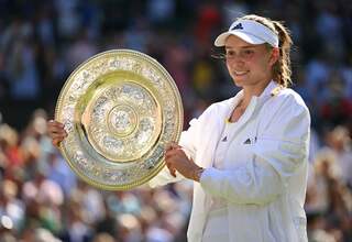 Taklukkan Ons Jabeur, Elena Rybakina Juara Wimbledon