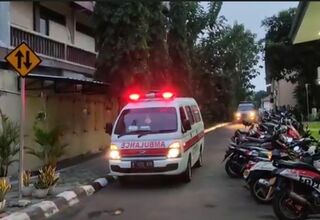 Ambulans Hilir Mudik Bawa Jenazah Korban Kecelakaan Maut di Cibubur
