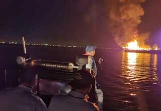 Dua Kapal Bakamla Padamkan Kapal Terbakar di Batam
