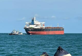Kapal MV Veniamis Evakuasi 6 ABK Tenggelamnya Kapal TB Rita