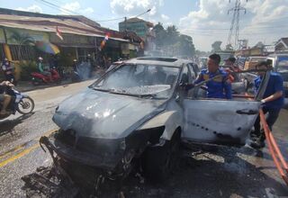 Mobil Mewah Meledak di Jalan Demang Lebar Daun Palembang