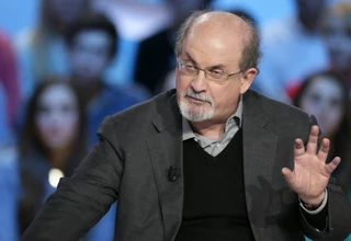 Surat Kabar Korservatif Iran Puji Penikam Salman Rushdie