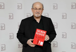 Polisi: Salman Rushdie Ditusuk di Leher, Tersangka Ditahan