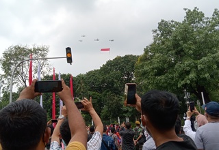 Warga Abadikan Momen Helikopter Bawa Bendera Merah Putih