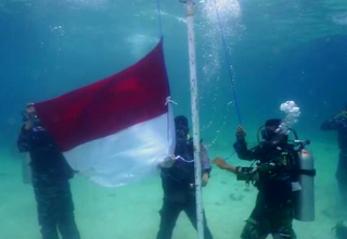 HUT RI, TNI AL Kibarkan Bendera di 77 Lokasi Bawah Laut