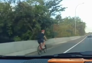 Viral, Seorang WNA Bersepeda di Jalan Tol Sedyatmo