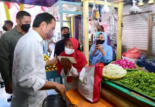 Jokowi Bagikan Bansos di Pasar Pucang Anom, Surabaya
