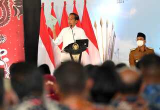 Jokowi Serahkan Sertifikat Tanah untuk Rakyat di Sidoarjo