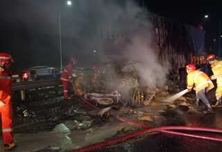 Mobil Mewah Porche Terbakar di Tol Jagorawi, 1 Tewas