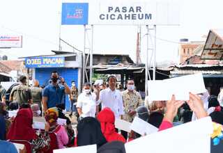 Jokowi Bagikan Bantuan Sosial di Pasar Cicaheum Bandung