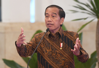 Jokowi Tinjau Proyek Infrastruktur dan Serahkan Bansos di Maluku
