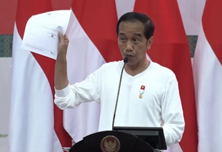 Bagikan NIB Pakai Kaus, Jokowi Minta Maaf