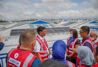 PLTS Atap Pabrik Danone-AQUA di Bali Perkuat Transisi Energi
