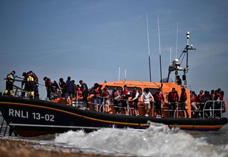 Hampir 1.000 Migran Seberangi Selat Inggris dalam 24 Jam