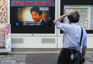 Protes Pemakaman Shinzo Abe, Pria Bakar Diri di Depan Kantor PM Jepang
