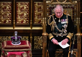 Raja Charles Janji Ikuti Teladan Pelayanan Ratu Elizabeth