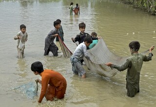 Pakistan Alirkan Banjir ke Jalan Utama, Cegah Kota Dadu Terendam