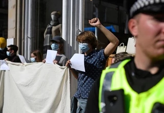Penangkapan Demonstran Antimonarki Inggris Picu Kritik Sosial