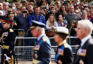 Raja Charles III Pimpin Prosesi Berjalan di Belakang Peti Ratu Elizabeth