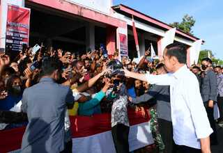Hari Kedua di Maluku, Jokowi Tebar Bansos hingga Bertemu Peternak