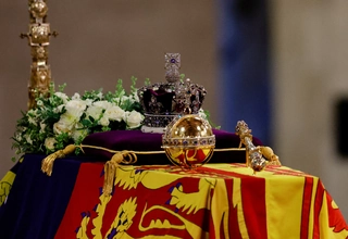 Prosesi Bawa Peti Mati Ratu Cerminkan Tradisi Monarki Inggris