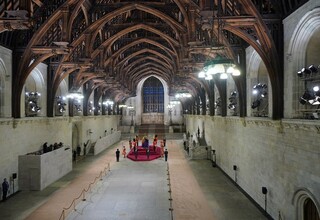 Aula Westminster Ditutup, Persiapan Pemindahan Peti Mati Ratu Dimulai