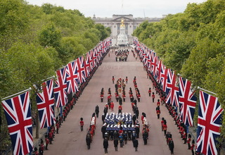 Ribuan Orang Antar Ratu Elizabeth ke Peristirahatan Terakhir