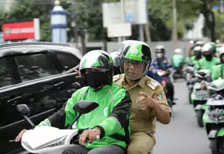 Ojol Day di Makassar, Danny Pomanto Diantar Pakai Motor Listrik
