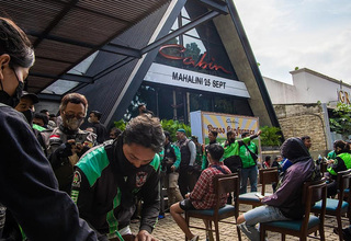 Bantu Ojol, Kafe Cabin Bogor Bagikan 1.000 Voucher BBM