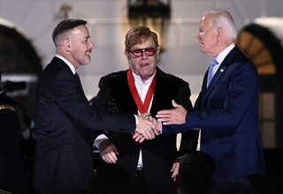 Biden Anugerahi Medali Kemanusiaan pada Elton John