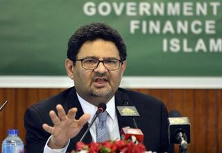 Di Tengah Situasi Bencana, Menteri Keuangan Pakistan Mengundurkan Diri