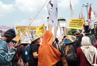 Ribuan Mahasiswa, Buruh, dan Petani Unjuk Rasa di DPR